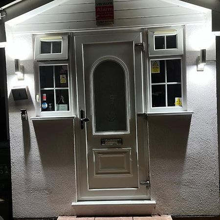 Comfortable Single Bedroom With Free On Site Parking Kingston upon Thames  Exterior foto