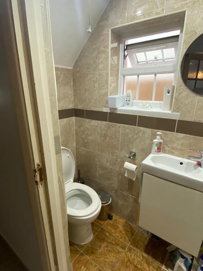 Comfortable Single Bedroom With Free On Site Parking Kingston upon Thames  Exterior foto