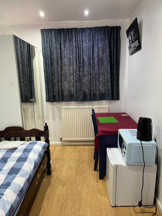 Comfortable Single Bedroom With Free On Site Parking Kingston upon Thames  Exterior foto