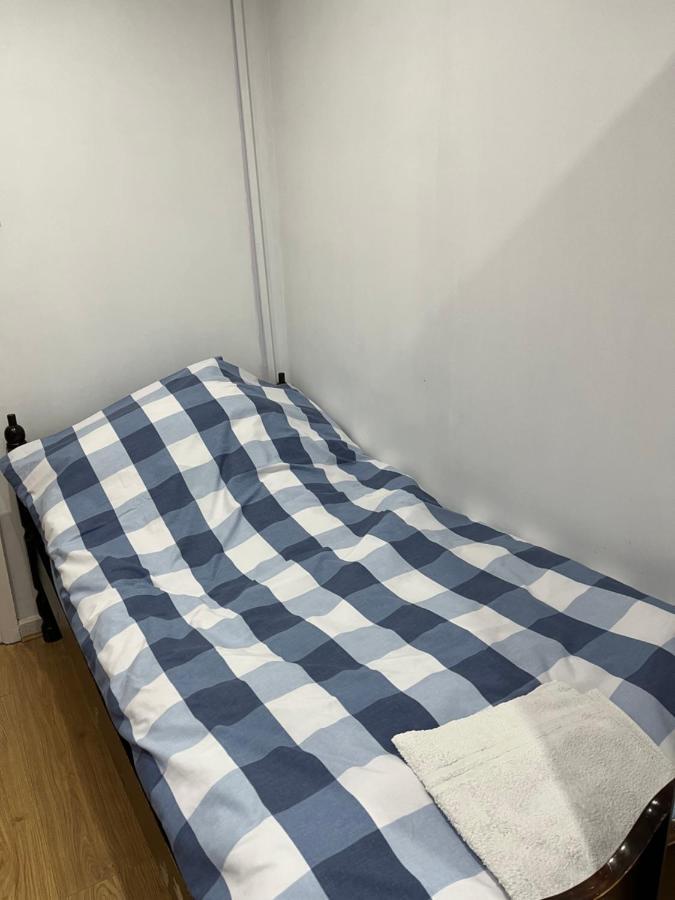 Comfortable Single Bedroom With Free On Site Parking Kingston upon Thames  Exterior foto