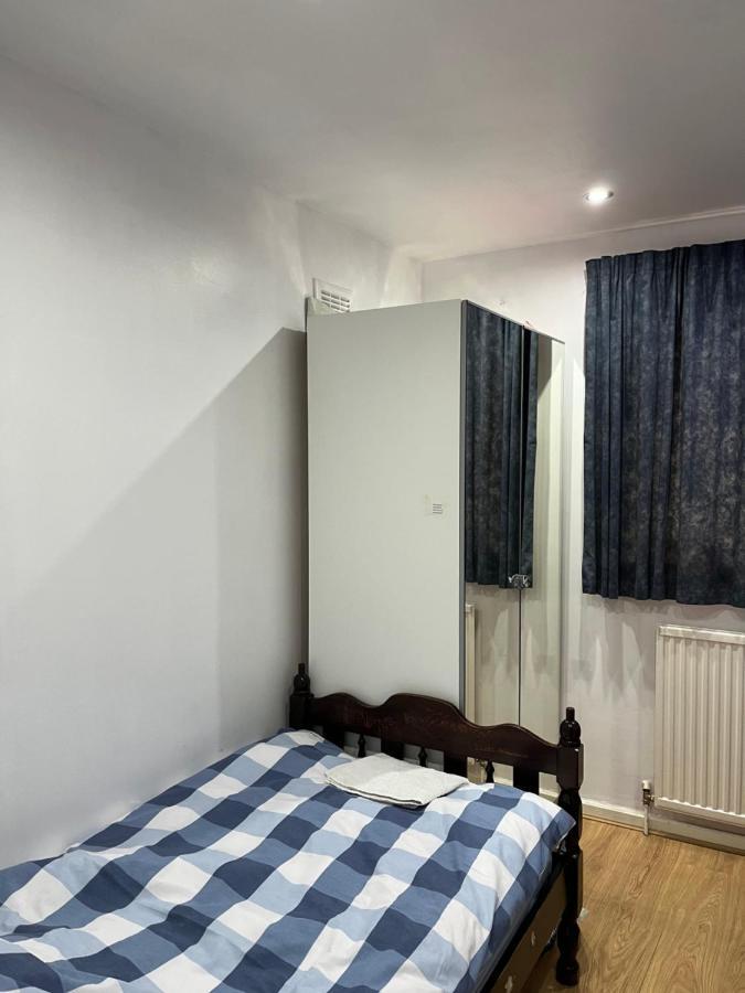 Comfortable Single Bedroom With Free On Site Parking Kingston upon Thames  Exterior foto